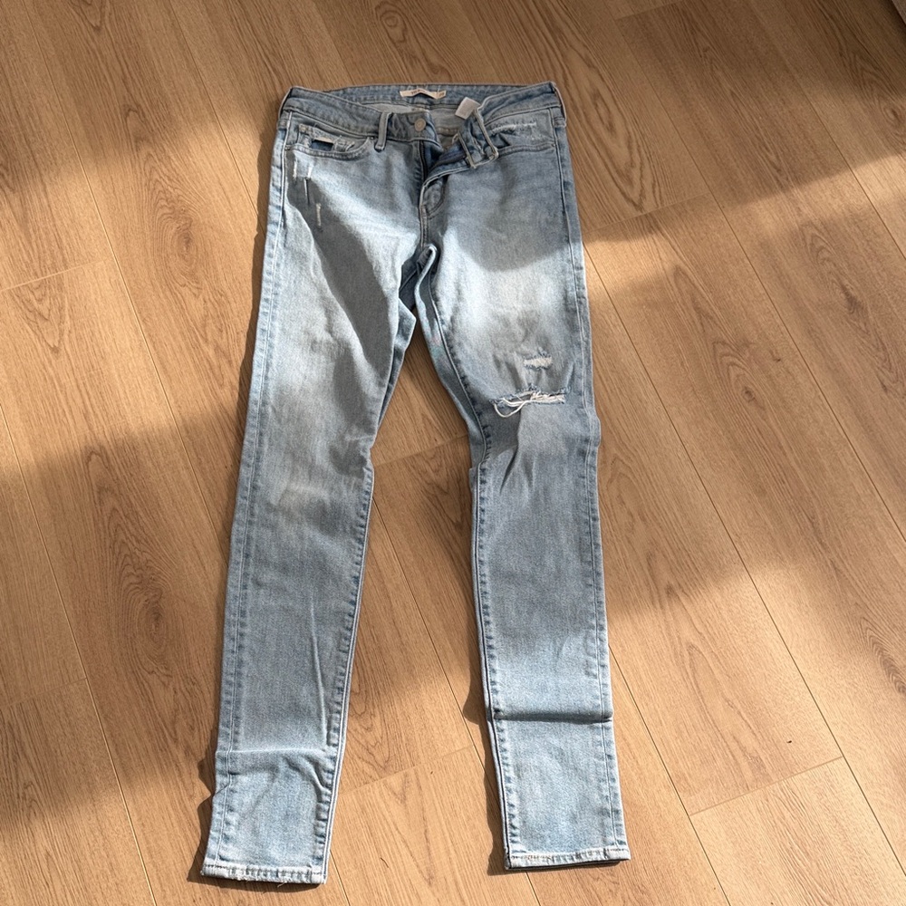 Levis Light Blue Distressed Jeans